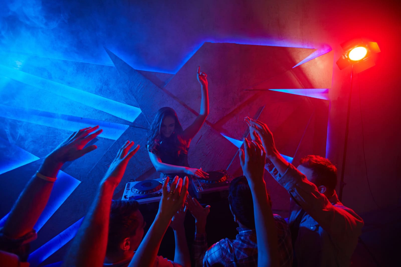 Ultimate Guide to 5 Hotels with Nightclubs in Abu Dhabi
