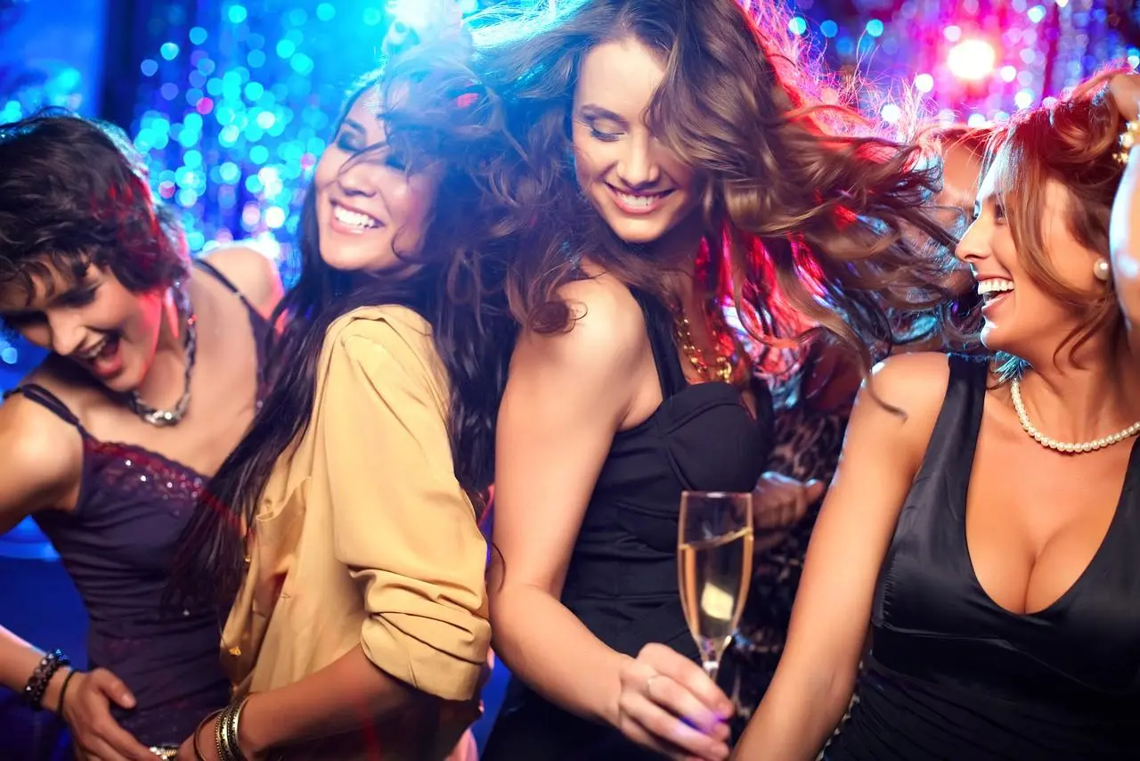25+ Best Ladies Night Deals in Abu Dhabi 2026: Discounted Drinks, Live Music & Lovely Spaces