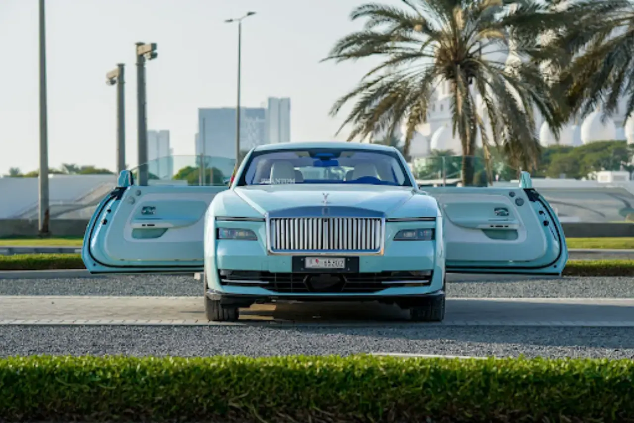Renting a Luxury Car for UAE Business Travel: The New Corporate Prestige Standard